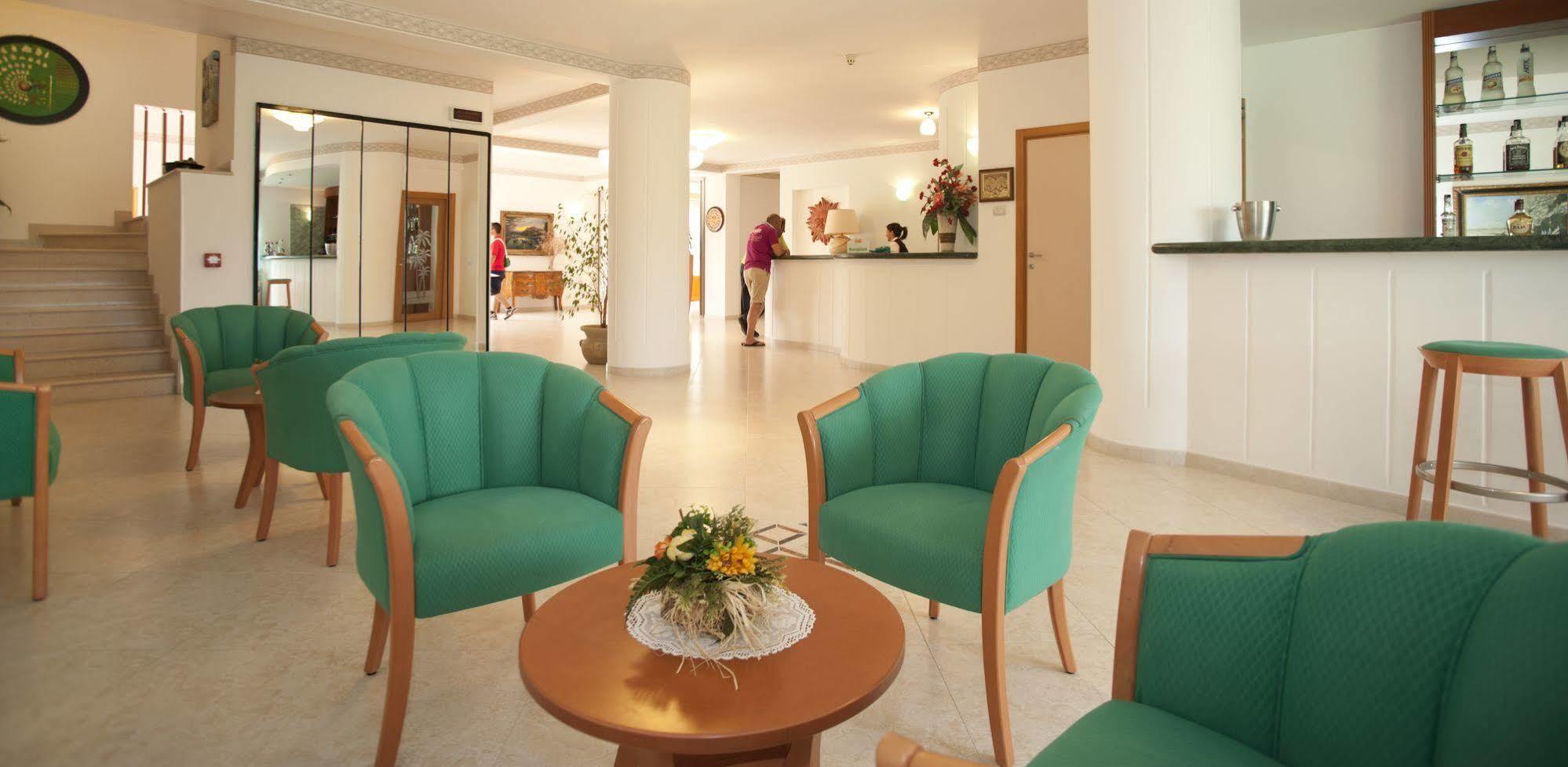 Oasiclub Hotel Vieste Buitenkant foto