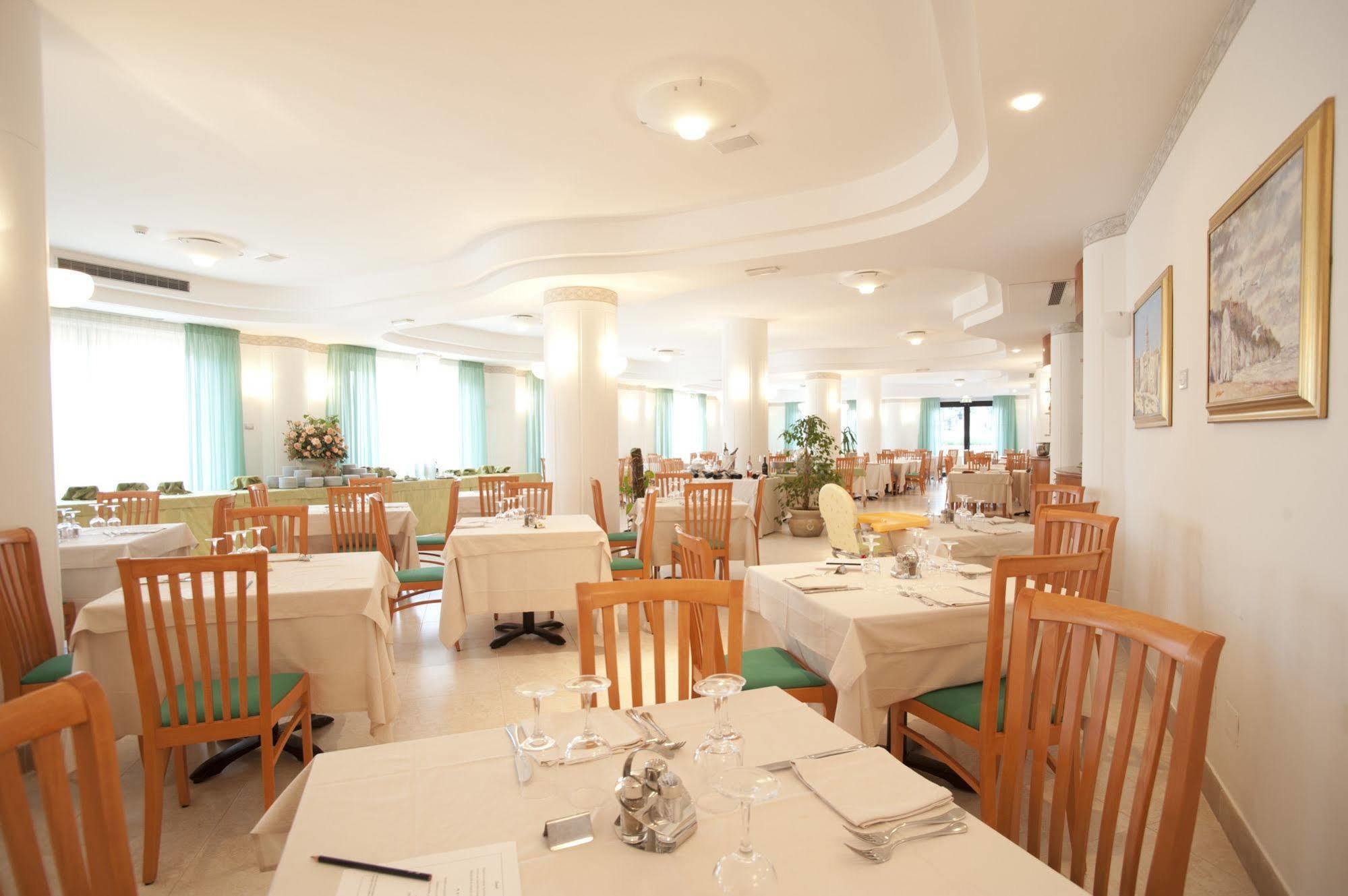 Oasiclub Hotel Vieste Buitenkant foto