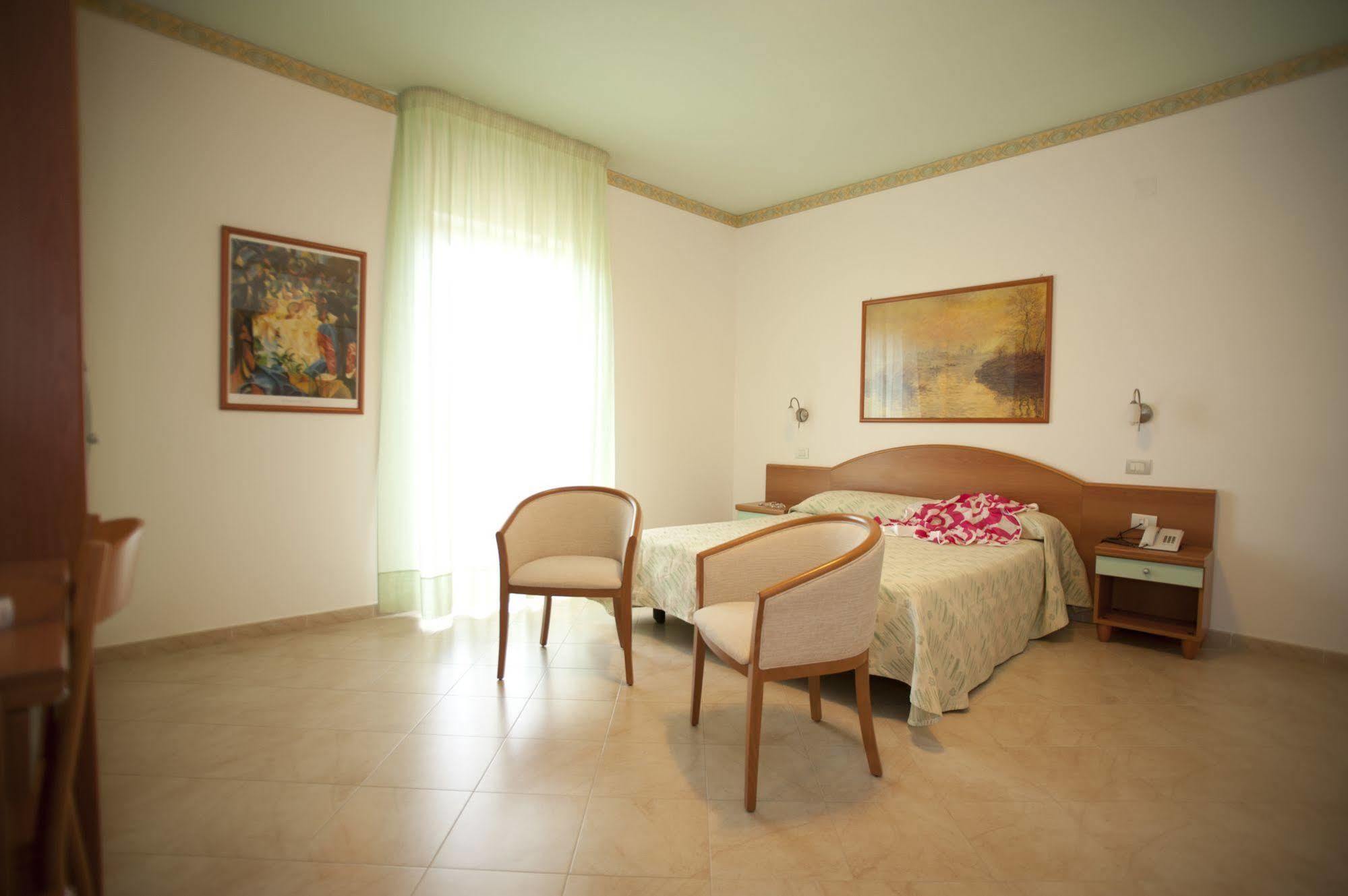 Oasiclub Hotel Vieste Buitenkant foto