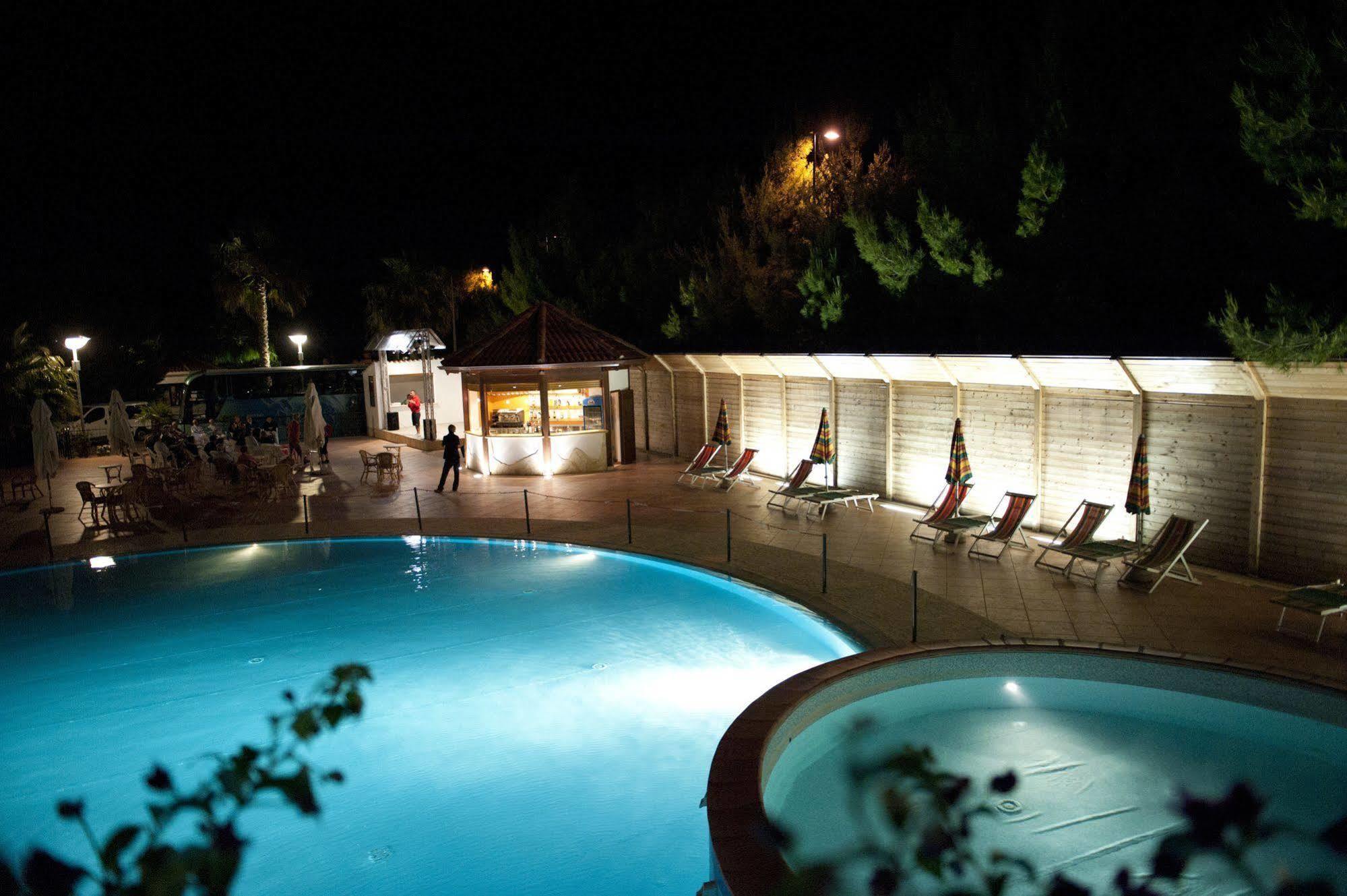 Oasiclub Hotel Vieste Buitenkant foto